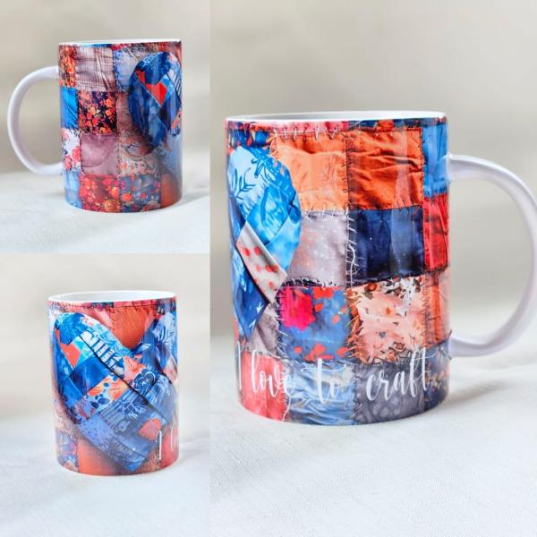 Weißer Keramikbecher mit einem farbenfrohen Patchwork-Design, das ein Herzmotiv zeigt. Der Becher ist mit Stoffmustern in Blau-, Rot-, und Orangetönen bedruckt, und der Text 'love to craft' ist in einer weißen, geschwungenen Schrift am unteren Rand sichtb
